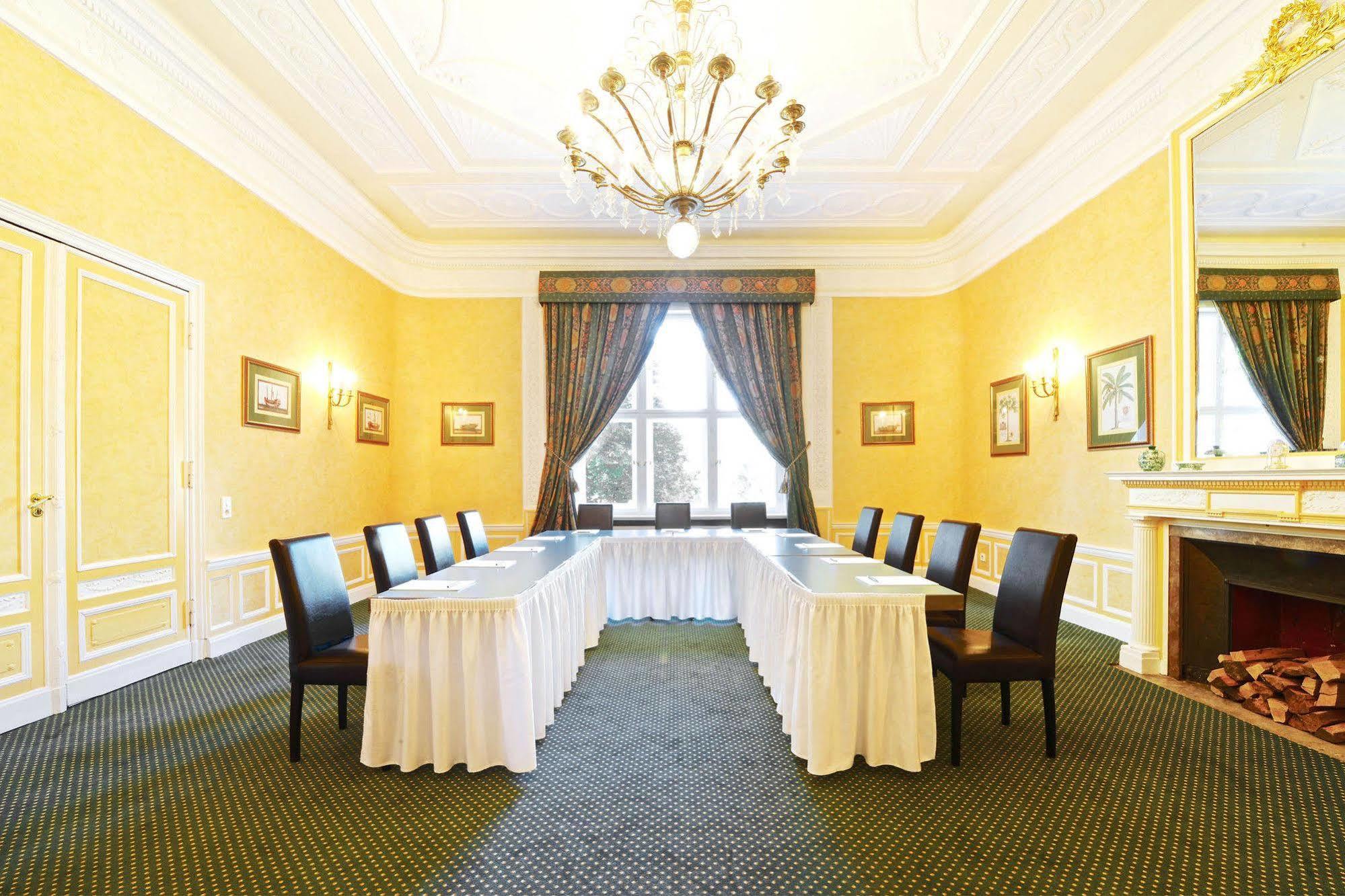 Schlosshotel Villa Westerberge Ашерслебен Экстерьер фото